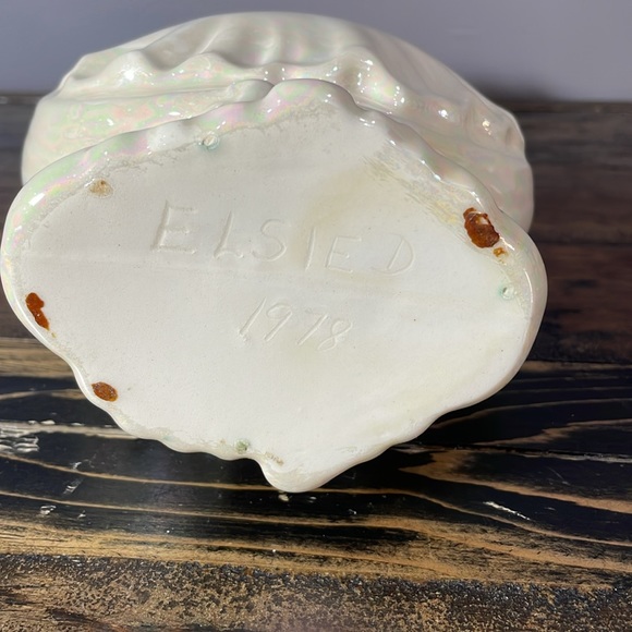 Vintage vase with iridescent glaze in ivory. Hand made by Elsie D. in 1978 - Picture 7 of 17